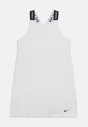 Biała sportowa sukienka bez rękawów z czarnymi paskami z logo Nike Pro oraz małym czarnym znakiem Nike przy dolnym brzegu.