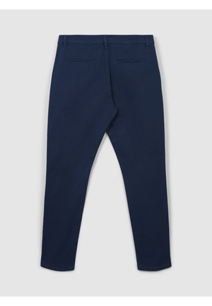 Pantaloni tapered blu navy in tessuto morbido, con due tasche posteriori e passanti per cintura. Linee pulite e design minimalista.