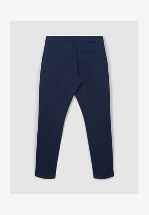 Pantaloni tapered blu navy in tessuto morbido, con due tasche posteriori e passanti per cintura. Linee pulite e design minimalista.