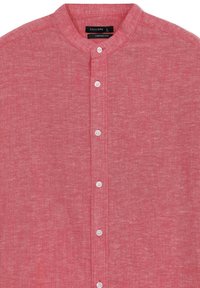 Camicia rossa in lino con colletto alla mandarina, dotata di una profonda apertura con bottoni e una vestibilità comoda. La texture sembra leggera e traspirante.