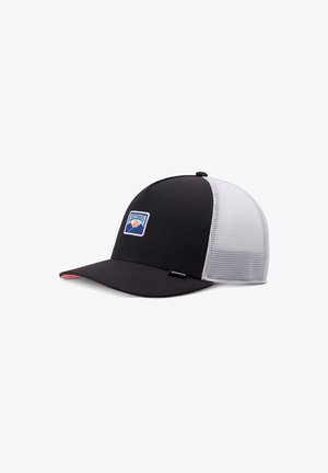 Gorra de béisbol negra con una parte delantera sólida y trasera de malla, que presenta un colorido parche de logo bordado en la parte delantera y un interior de visera rosa.
