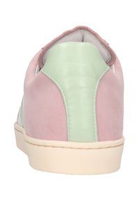 Sneaker a metà caviglia con tomaia in suede rosa, dettagli in pelle verde sul tallone e suola in gomma beige. Design semplice e snello.