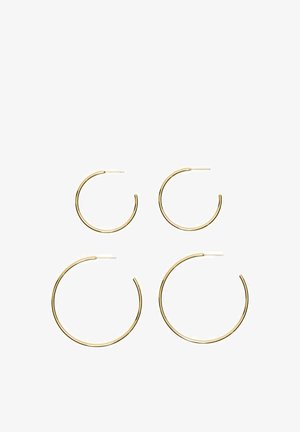 Dwie pary cienkich złotych kolczyków kołeczkowych w małych i dużych rozmiarach na białym tle.