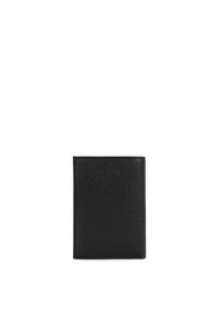 Portefeuille en cuir noir avec une surface texturée, de forme rectangulaire et un design minimaliste. Aucun matériel ou embellissement visible.