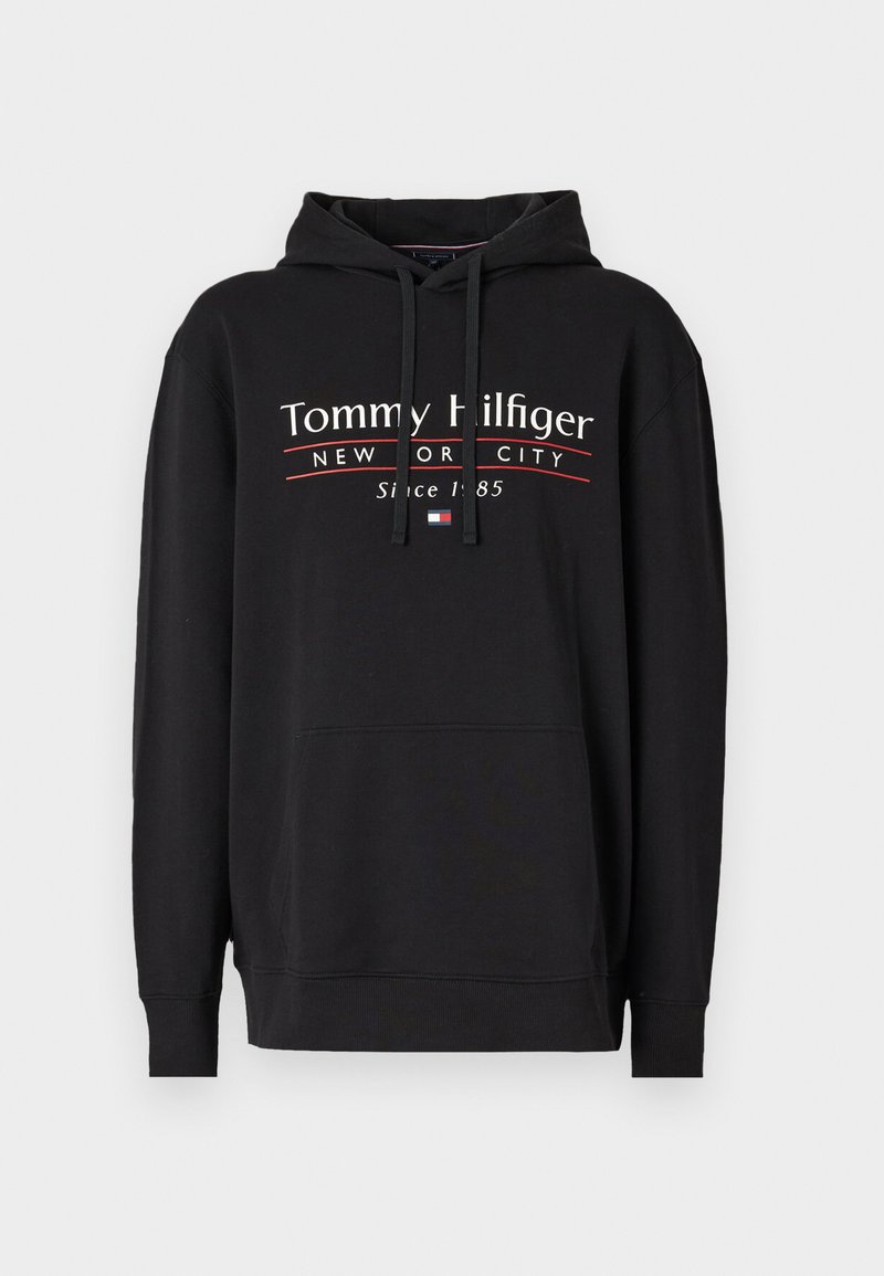 Sort hættetrøje lavet af bomuld, med snor i hætten, frontlomme og tekstdesign i hvid/rød "Tommy Hilfiger New York City".