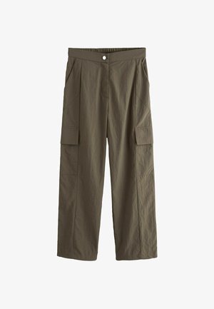 Pantaloni a gamba larga verde oliva realizzati in materiale leggero, con pieghe frontali, tasche laterali e una vita elastica con chiusura a bottone.