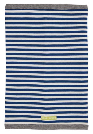 Tessuto di cotone a righe blu e bianche con un bordo grigio a coste. Presenta un piccolo etichetta verde, "loud + proud," vicino al fondo.