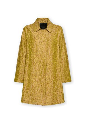 Gelb-grüner, strukturierter langer Mantel mit floralem Spitzenmuster, langen Ärmeln und weitem Kragen, dargestellt vor weißem Hintergrund.