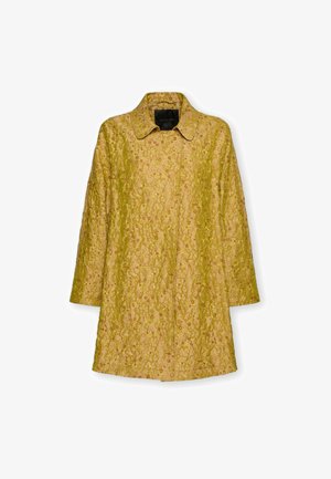 Manteau long texturé vert-jaune avec un motif en dentelle florale, manches longues et large col, présenté sur un fond blanc.