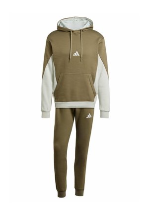 Set di felpa con cappuccio e pantaloni della tuta in verde oliva e grigio chiaro. Presenta una tasca a marsupio e un logo bianco sul petto e sulla gamba dei pantaloni.