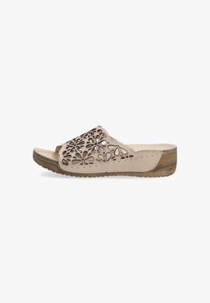 Beige slidesandal med udskåret blomsterdesign, tan sål og teksturerede detaljer. Har åben tå og formet fodseng for komfort.
