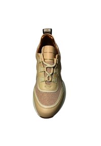Beige Sneakers aus Mesh- und Leder-Materialien, mit runder Zehenform, einzigartigem Schnürsystem und Markenlabel auf der Zunge.