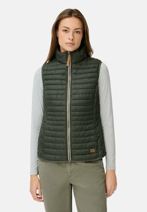 Gequilted groene vest met hoge kraag, voorrits en bruin etiketdetail. Draag het over een lichtgrijs longsleeve shirt, gecombineerd met groene broek.