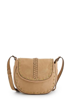 Tan læder crossbody taske med flettet detalje på klappen og nagleaccentuer langs kanterne. Justerbar skulderrem inkluderet.