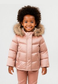 Giacca imbottita rosa chiaro con cappuccio in pelliccia sintetica, tasche con zip e design a trapunta. Materiale morbido e lucente con una vestibilità ampia, indossata da un bambino.