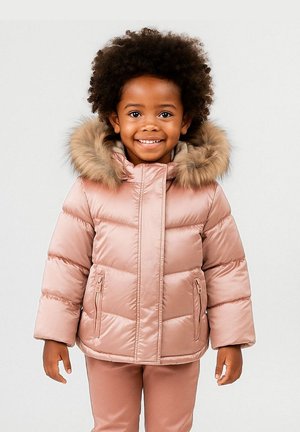 Heled roosa puhvjakk faux karusnabast kapuutsi, tõmblukkude taskutega ja tikandi disainiga. Pehme, läikiv materjal, ruudukujuline lõige, seljas lapsel.