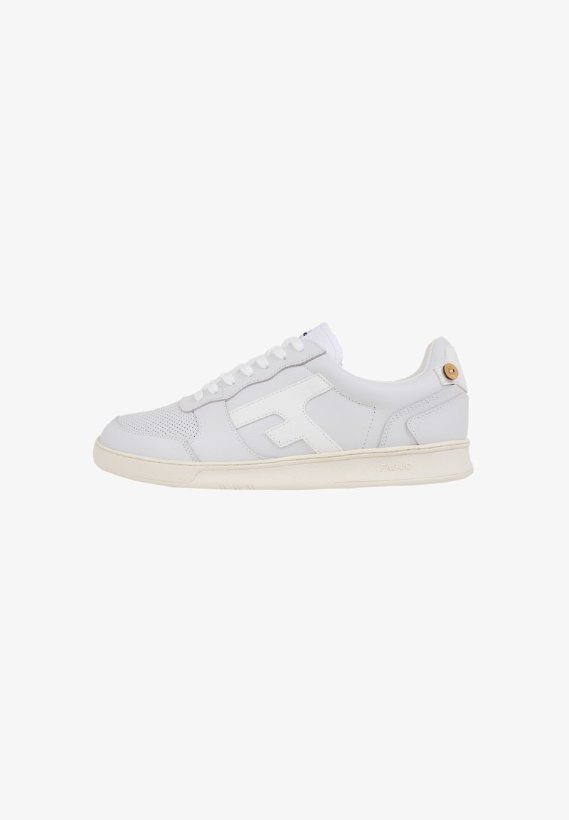 Weiße Leder-Sneaker mit perforierten Einsätzen, strukturierten Akzenten, flachen Schnürsenkeln und einer beige Gummisohle. Mit einem Logo an der Seite.