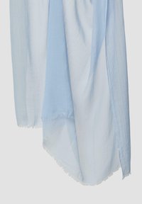 Écharpe bleu clair en tissu doux et transparent avec un bord effiloché. Se drape élégamment avec une texture lisse et un design fluide.