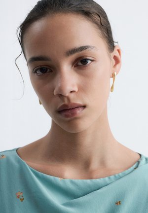 & OTHER STORIES, & OTHER STORIES TWIST DANGLE EARRINGS - Boucles d'oreilles - gold-coloured
