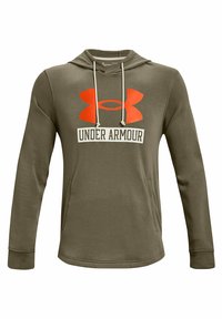 Hoodie vert olive Under Armour avec poche frontale, logo orange, cordons blancs, et manches longues sur fond blanc.
