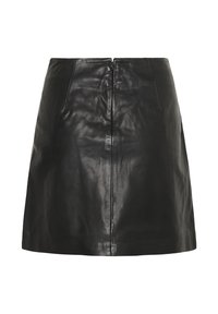 Minifalda de cuero negro con una textura suave, que cuenta con dos bolsillos frontales y un cierre de cremallera en la parte posterior. Diseño sencillo y recto.