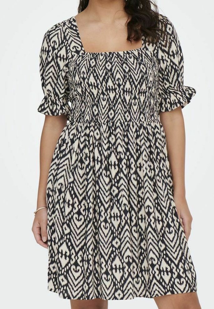 Vestido de estampado negro y crema con escote cuadrado, mangas cortas con volumen y una falda fluida que presenta un motivo ikat.