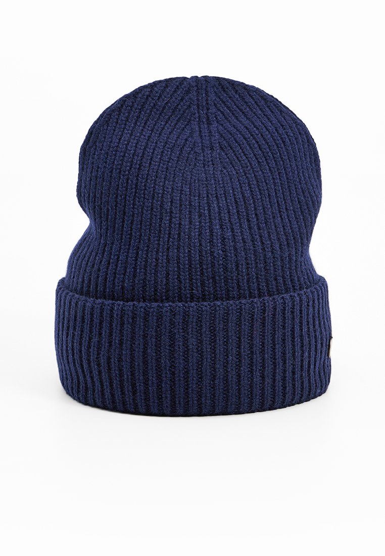 Granatowa czapka beanie z prążkowanego dzianiny z podwiniętym brzegiem. Wykonana z miękkiego, teksturowanego materiału. Prosty design bez widocznych ozdób.