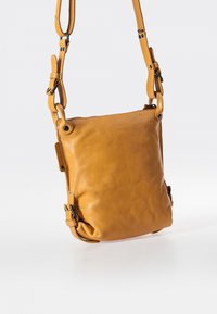 Aunts & Uncles MRS CHOCOLATE COOKIE - Umhängetasche - satin brass