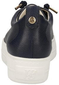 Baskets en cuir bleu marine avec une surface texturée, semelle blanche et un logo doré accentué au talon. Conçues avec des lacets élastiques pour un enfilage facile.