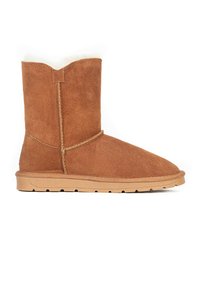 Bota de ante marrón hasta el tobillo con un suave forro blanco. La suela plana de goma presenta un patrón acanalado para mayor tracción. Diseño simple y sin adornos.