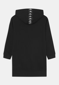 Černá mikina s kapucí a dlouhými rukávy, s texturovaným popruhem na zadní straně krku a žebrovanými manžetami. Měkká látka s volným, pohodlným střihem.