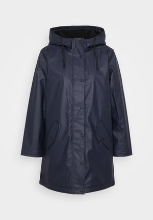 Veste imperméable navy avec capuche, dotée de boutons-pression, cordon de serrage et poches latérales. Texture lisse, design mi-long.