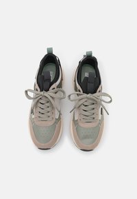 Baskets vertes et beige en matériaux suède et cuir, avec bout arrondi, design à lacets, col rembourré et accents contrastants.