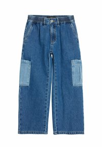 Pantalones de denim azul con un diseño de pierna ancha, que cuentan con una cinturilla elástica y dos bolsillos de parche en contraste. Acabado limpio y sin adornos.
