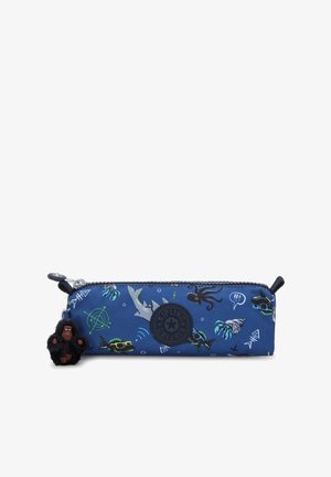 Donkerblauwe etui met oceaan-thema patronen, met haaien en inktvissen. Inclusief een zwarte aap sleutelhanger en ritssluiting.