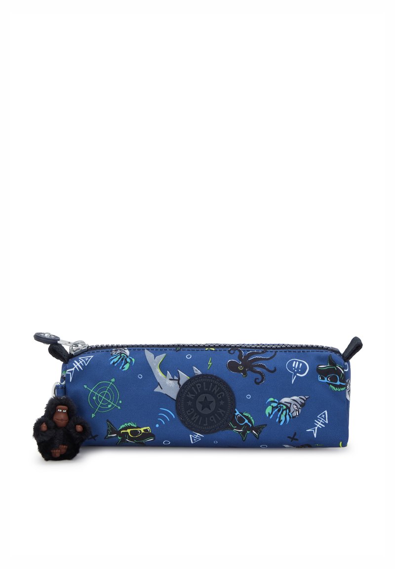 Astuccio blu navy con motivi a tema oceanico, che presenta squali e polpi. Include un portachiavi a forma di scimmia nera e una chiusura a zip.