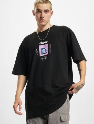 Sort oversized t-shirt med rund halsudskæring, prydet med et grafisk print i lilla og blå, og korte ærmer. Strukturen ser glat ud.
