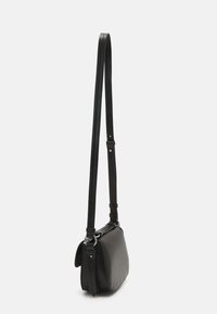 Borsa a tracolla in pelle nera con una superficie liscia, forma rettangolare piatta, tracolla regolabile e dettagli in metallo argentato.