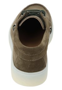 Brauner Wildlederschuh mit weiße Gummisohle, ausgestattet mit grünen Schnürschlaufen und Steppdetails an einem runden Absatzdesign.
