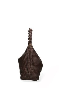 Bruine geweven leren tas met een unieke gestructureerde oppervlakte, een stevige gevlochten handgreep en metalen hardwareaccent. Vormgegeven voor een nonchalante uitstraling.