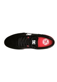 Svart mocka skate-sko med vit gummi sula, svarta skosnören och röd inredning. Har logotyp och perforerad detaljer på vampen.