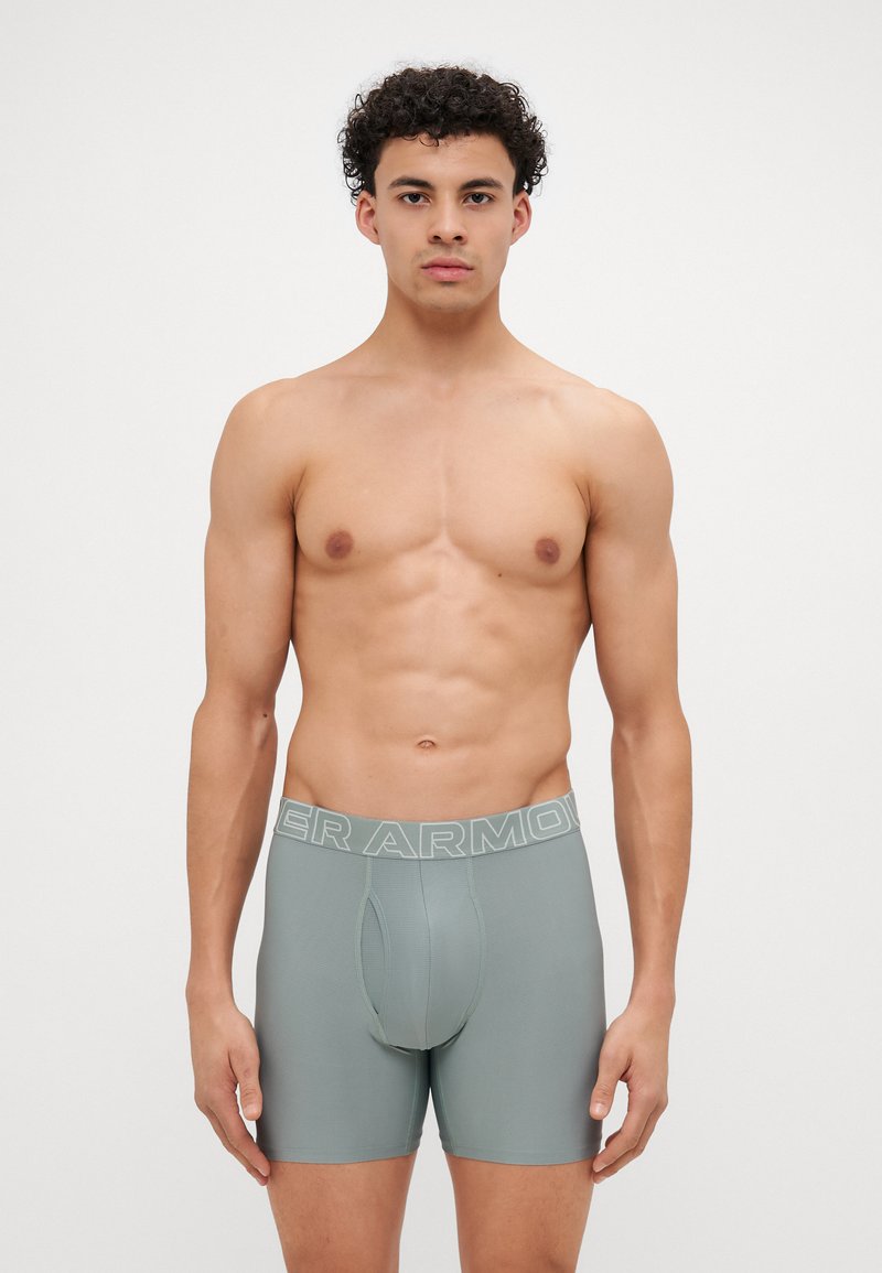 Herre boxershorts i lys grønn, laget av et glatt og elastisk stoff. Har en bred midjebånd med "Under Armour"-merke. Elastisk og tettsittende.