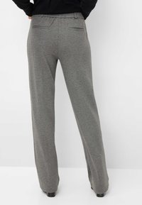 Pantaloni grigi a gamba larga con cintura elasticizzata, tasche frontali e posteriori, e una superficie liscia. Il tessuto sembra morbido e leggero.