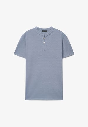 Hellblaues Henley-Shirt mit kurzen Ärmeln, strukturiertem Stoff und zwei beigen Knöpfen auf der vorderen Blende.