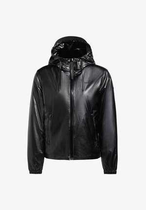 Sort jakke lavet af skinnende, vandtæt materiale. Har hætte, frontlynlås, justerbare snore og elastiske manchetter. To sidelommer.