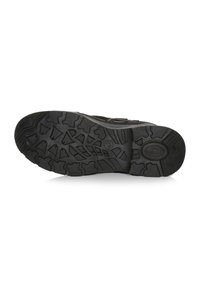 Semelle de chaussure noire avec un motif de bande de roulement robuste, comprenant des formes angulaires et circulaires pour la traction, vue par le dessous sur fond blanc.