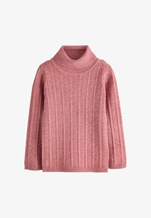 Lyserød kabelstrikket rullekravesweater med lange ærmer og ribstrikkede manchetter og bund på hvid baggrund.