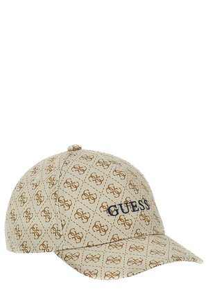 Casquette de baseball beige avec motif de logo marron et texte "GUESS" brodé en bleu foncé à l'avant. Aucune personne ni objet d’arrière-plan visible.