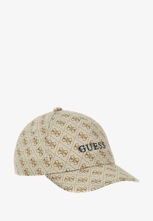 Beige honkbalpet met bruin logopatroon en donkerblauw geborduurde "GUESS" tekst op de voorkant. Geen mensen of achtergrondobjecten zichtbaar.