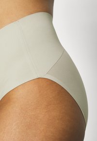 Spanx SPANXSUPERSMOOTH™ UNDIE-TECTABLE® BRIEF - Calças - celadon
